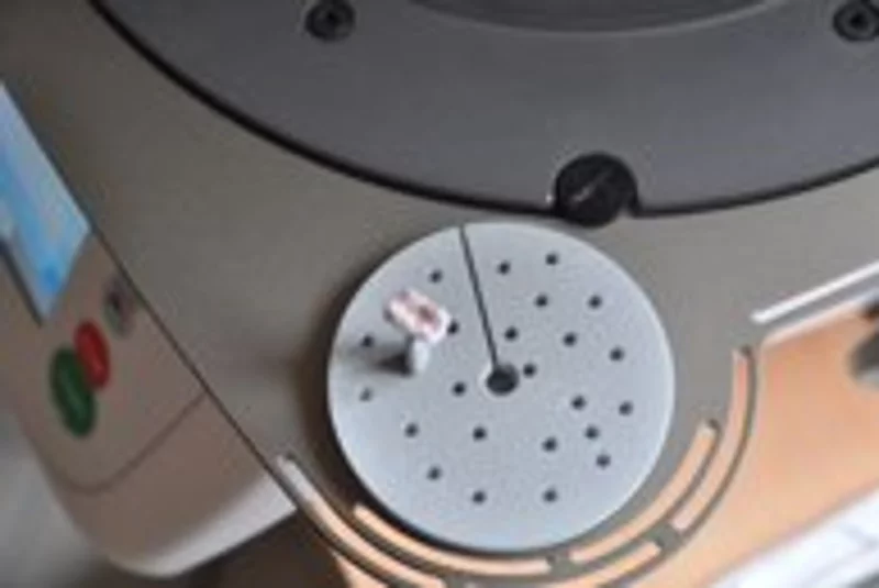 Abb. 4: Die e.max-Keramik wird glasiert, bemalt und im Ofen gebrannt. Dabei erhält sie ihre endgültige Farbe.