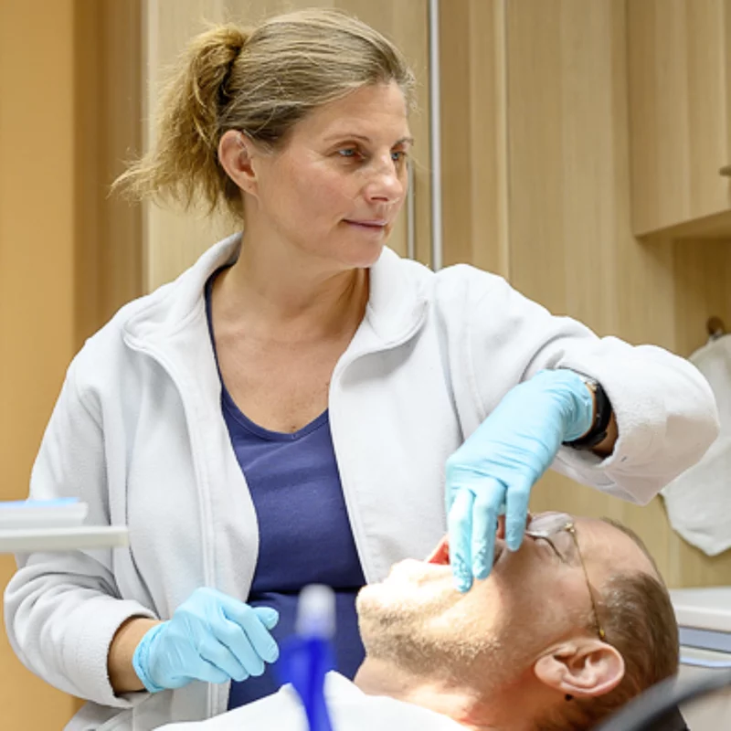 Frau Dr. Christian Sachse bei der Arbeit