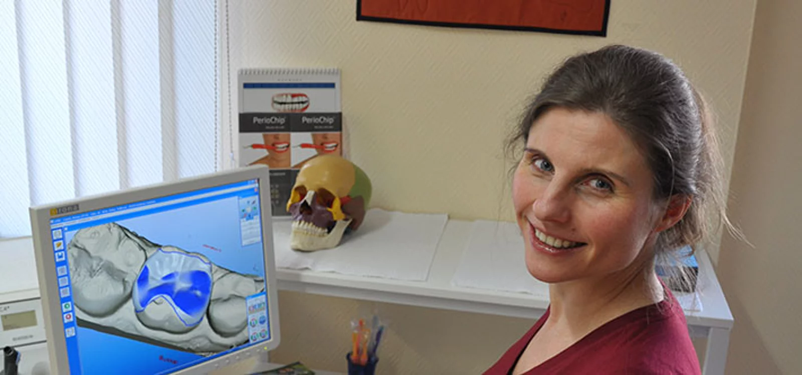 Frau Dr. Christiane Sachse hinter ihrem Rechner