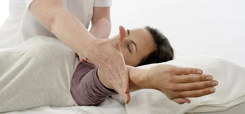 Kinesiologe, der den Trapezmuskel behandel