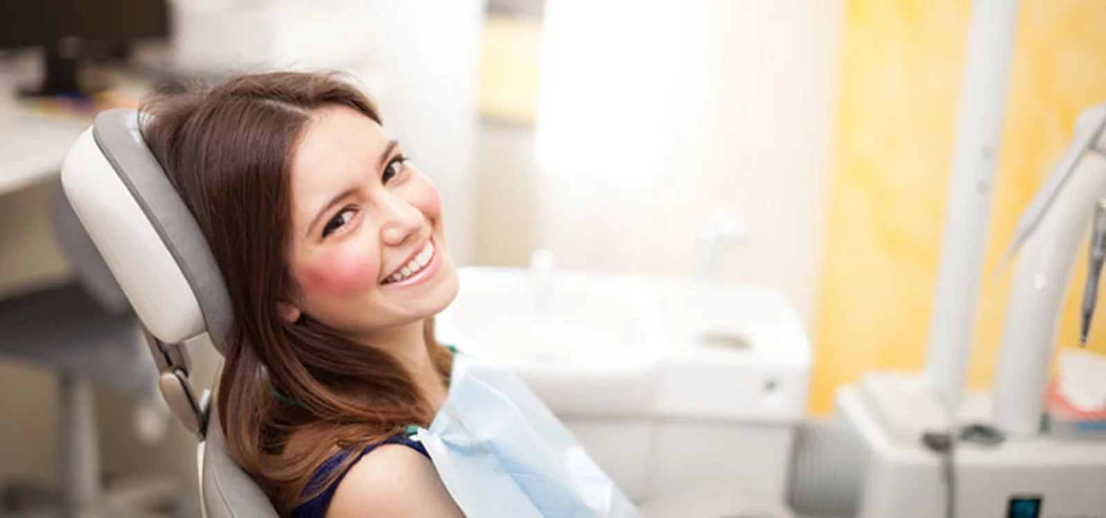Frau beim Zahnarzt
